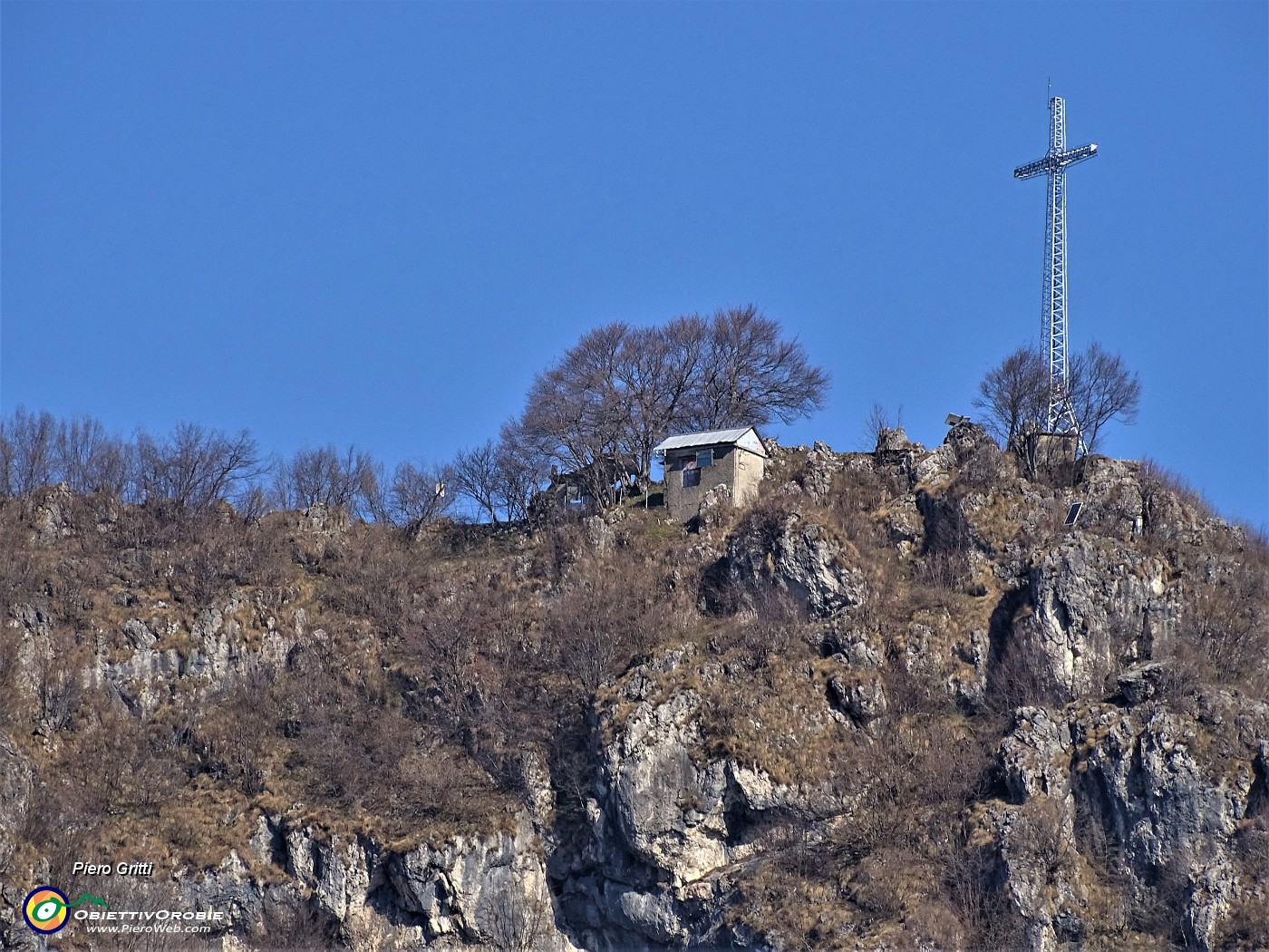 31 Zoom verso l'alta croce dello Zucco (1232 m).JPG